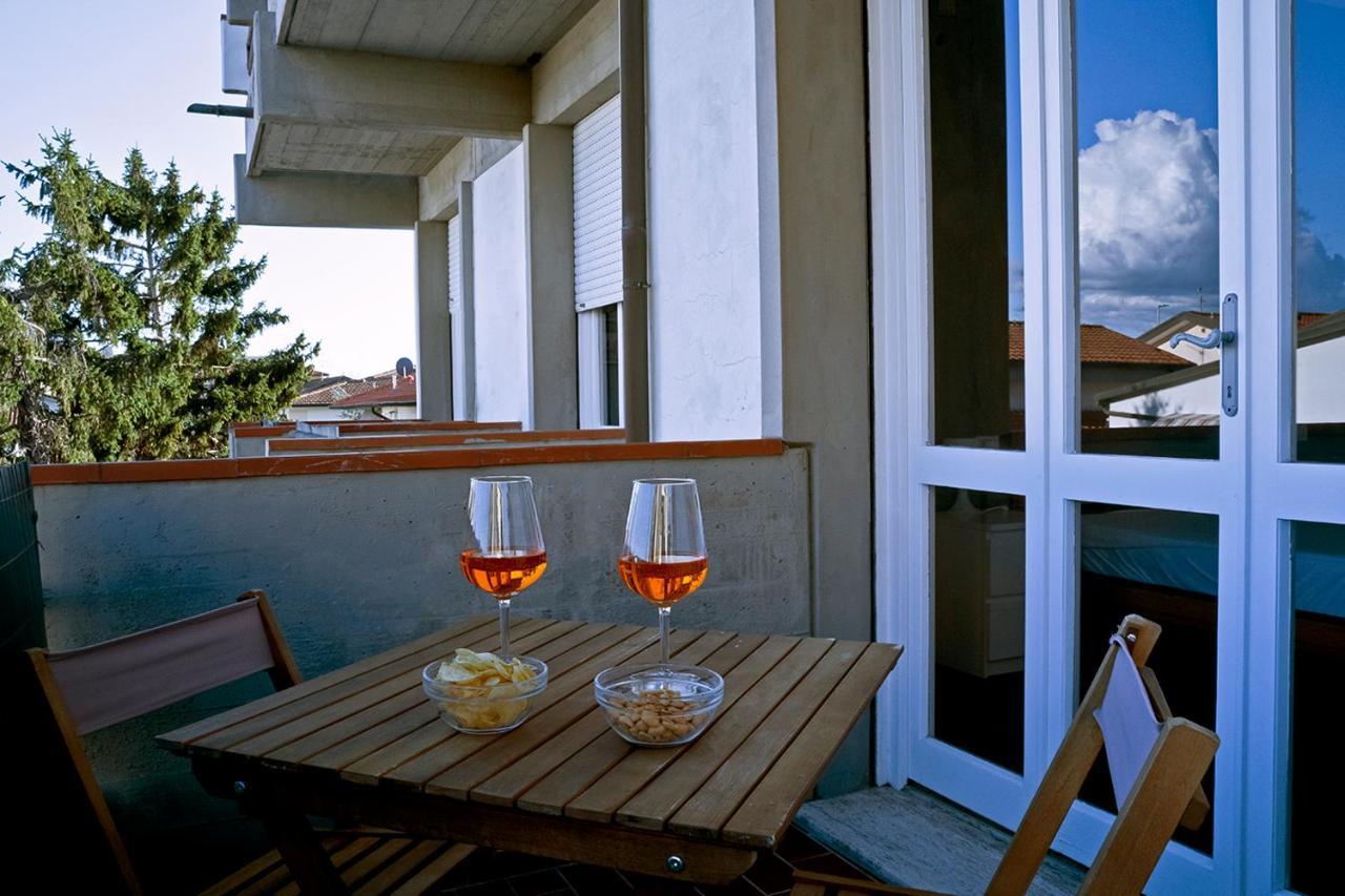 Stylish, modern, just renovated large apartment Viareggio Exteriör bild