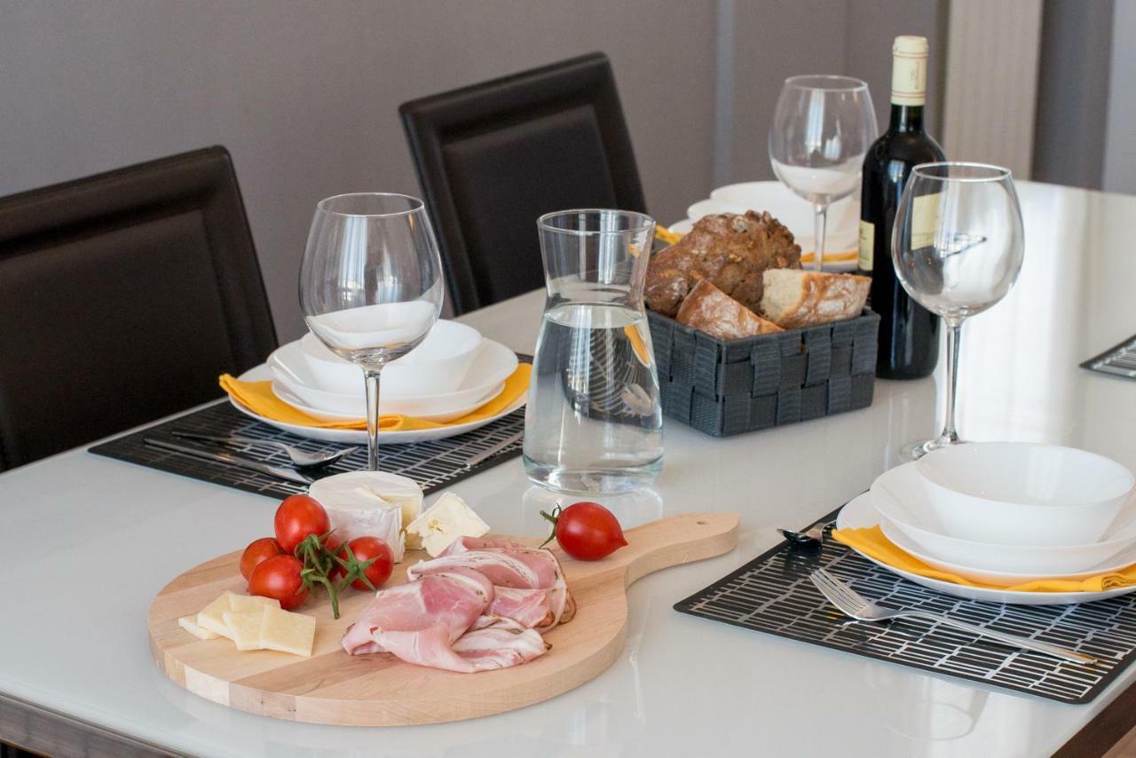 Stylish, modern, just renovated large apartment Viareggio Exteriör bild
